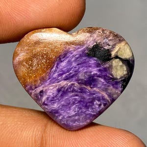 Charoíta em formato de coração, pedra preciosa de cura, Charoíta roxa em formato de coração, Charoíta para fazer joias, 36,05 cts. 24 x 27 x 6 mm