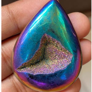 Cabochão de drusa de titânio, cabochão de drusa de titânio, cabochão de drusa, cabochão de drusa arco-íris com tonalidade incrível, drusa de açúcar de ágata (108,75 cts. 47 x 36 x 9 mm)