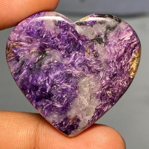 Cabochão de charoíta natural, pedra preciosa de charoíta, pedra preciosa de cura, charoíta roxa em formato de coração, joia para fazer charoíta, 57,45 cts. 33 x 36 x 6 mm