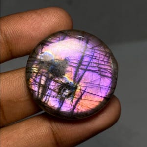 Labradorita roxa natural de alta qualidade, cabochão redondo, formato redondo, para joalheria, atacado, fabricação de pedras, 68,95 quilates, 31x31x7 mm