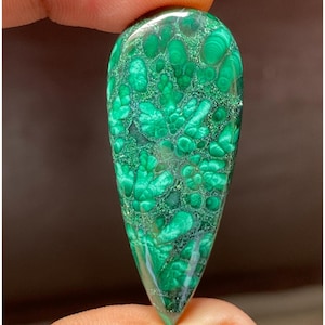 Ciondolo a forma di pera in malachite cabochon, pietra preziosa sfusa, idea regalo per lui. Malachite naturale (55,75 ct, 45 x 19 x 5 mm).
