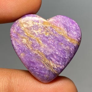 Charoíta em formato de coração, pedra preciosa de cura, Charoíta roxa em formato de coração, Charoíta para fazer joias, 23,90 cts. 25x25x5 mm
