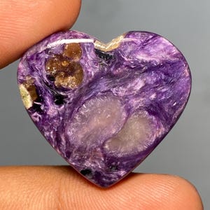 Cabochão de charoíta natural, pedra preciosa de charoíta, pedra preciosa de cura, charoíta roxa em formato de coração, joia para fazer charoíta, 37,25 cts. 28 x 30 x 5 mm