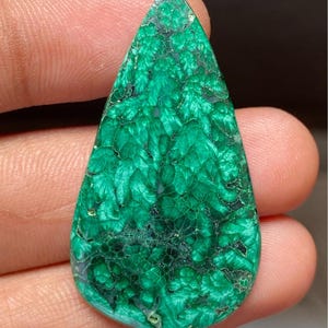Ciondolo a forma di pera in malachite, pietra preziosa sfusa, cabochon in malachite, idea regalo per lei. Malachite naturale (38,25 ct, 38x23x4 mm).