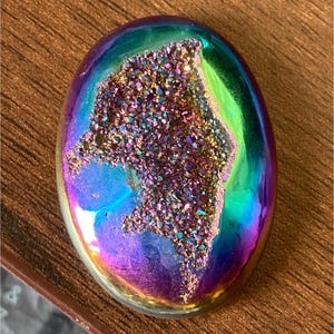 Cabochão de titânio Drusa, Cabochão de titânio Drusa, Cabochão de arco-íris Drusa em formato oval para joias (151,60 cts. 48 x 34 x 10 mm)