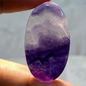 Cabochão oval de fluorita azul natural feito à mão, pedra solta de fluorita/cristal de fluorita, pedra de palma/joia de cura feita à mão (38 x 21 x 6 mm) 50,25 cts