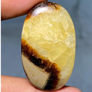 Cabochon poli fait main avec pierres précieuses de Septarian 100 % jaunes, pierre de septarienne naturelle de forme ovale pour la fabrication de bijoux. 73,70 carats 43x26x7MM