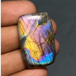 Labradorita natural multifogo cabochão em formato de almofada Labradorita roxa para atacado de joias Fabricação de labradorita 56,80 quilates, 36 x 247 x 7 mm