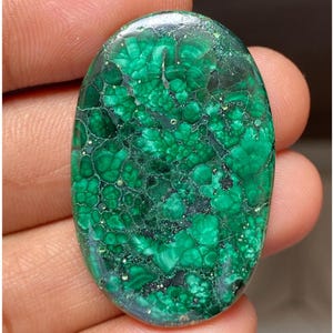 Ciondolo cabochon di malachite sfusa, ovale in malachite di design per la creazione di gioielli, regalo per lei. Malachite naturale (66,65 ct, 39 x 26 x 5 mm).