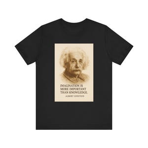 Pode incluir: T-shirt preta com um retrato em sépia de Albert Einstein e a citação "A IMAGINAÇÃO É MAIS IMPORTANTE QUE O CONHECIMENTO". O design da camisa inclui o nome de Einstein. A peça de roupa é feita de tecido macio.