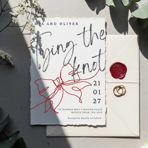 Rood lint modern klassiek monochromatisch huwelijksuitnodiging sjabloon, afdrukbaar ontwerp, minimalistische lay-out, zwart-wit kaart, RSVP, rood