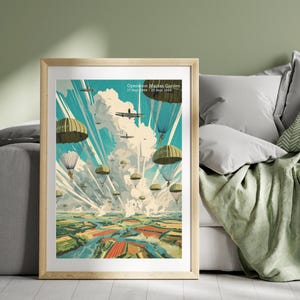 Op de afbeelding: Een ingelijste vintage poster die Operatie Market Garden uitbeeldt, met parachutisten die uit de lucht neerdalen. Het kunstwerk heeft een levendig kleurenpalet van blauw, groen en bruin, met tekst bovenaan die de data van de operatie aangeeft.