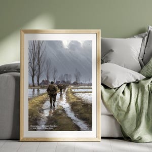 Op de afbeelding: Een ingelijste prent die soldaten afbeeldt die tijdens Operatie Market Garden over een overstroomd pad lopen. Het kunstwerk heeft een gedempt kleurenpalet met de nadruk op de figuren en het landschap. De tekst "Operation Market Garden 17 Sept 1944 - 25 Sept 1944" is zichtbaar.