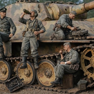 Peut inclure: Image détaillée d'un char militaire avec plusieurs soldats en uniforme. Le char présente un motif de camouflage marron, vert et jaune. Des soldats sont assis, debout et travaillent sur le char. Un soldat boit à une bouteille.