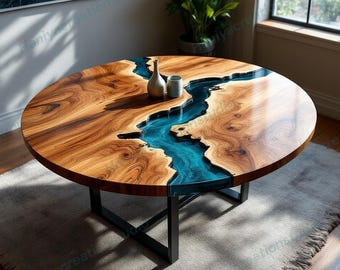 Può includere: Tavolino rotondo in legno con un fiume di resina blu. Il tavolo ha una finitura naturale con venature del legno e una base in metallo nero. Due piccoli oggetti decorativi sono sul tavolo. Il tavolo ha un diametro di circa 122 cm.