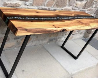 Konsolentisch aus schwarzem Harz & Holz: Flussstein-Detail, modernes Design