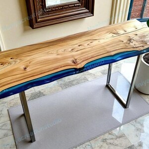Lichtdurchlässiger blauer Epoxy-Konsolentisch: Handgemachter Eingangstisch aus Holz und Harz