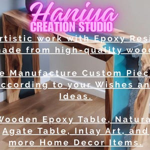 Puede incluir: Mesa de madera y resina epoxi con incrustaci&oacute;n de &aacute;gata natural. La mesa presenta un r&iacute;o de resina turquesa y est&aacute; hecha de madera de alta calidad. El texto "Haniva Creation Studio" est&aacute; incluido.