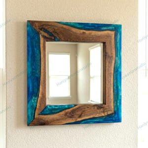 Miroir mural bleu métallisé sur mesure en résine époxy et bois, élément décoratif moderne