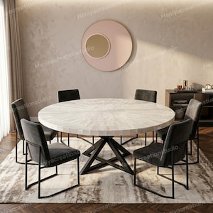 Pode incluir: Um conjunto de jantar moderno com uma grande mesa redonda branca com um padrão geométrico, suportada por uma base de metal preta. Seis cadeiras estofadas cinza escuro circundam a mesa. Um espelho de parede decorativo e um tapete completam a cena.