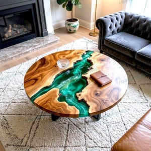 Mesa de río de resina metálica verde hecha a mano: detalle de madera natural para comedor y sala de estar.