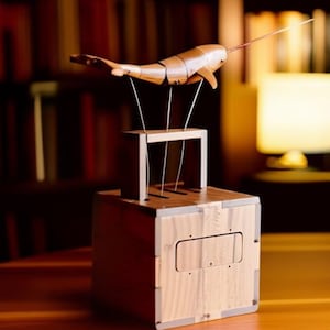 Escultura de caja de música de narval/autómata de ballena de madera hecha a mano/decoración artística mecánica de madera/estatua de ballena/regalo de tallado en madera para el hogar