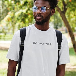 Inspirierendes Unisex Softstyle T-Shirt - Live Laugh Leidenschaft, Motivations-T-Shirt, Geschenk für Freunde, Freizeitkleidung, alltäglicher Stil, College