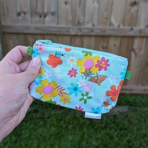Monedero de insecto floral - hecho a mano, bolso pequeño de bobina de embrague, bolso pequeño, pulsera, bolsa de monedas de artículos de tocador de viaje de maquillaje, regalo de maestro, gato, animal, escarabajo