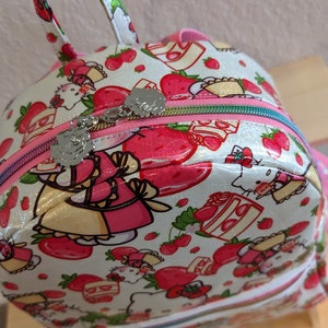 Mini mochila con temática de gatito y fresa: hecha a mano, mochila pequeña, gatito rosa, bolso con fresa, monedero, monedero pequeño, mochila monedero