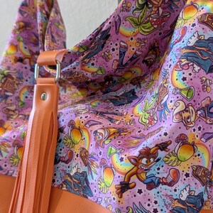 Bolso Bandicoot Hobo: hecho a mano, holgado, bolso, años 90, nostalgia, videojuegos, borla, gemas, demonio de Tasmania