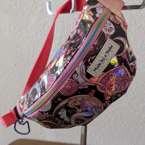 Bolso bandolera Moon Princess: hecho a mano, monedero, bolso pequeño, nostalgia, riñonera, bolso de cintura, gato, arcoíris, holográfico, regalo