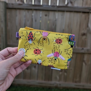 Monedero de escarabajo arco iris amarillo - hecho a mano, bolso pequeño de bobina de embrague, bolso pequeño, pulsera, bolsa de monedas de artículos de tocador de viaje de maquillaje, regalo de maestro