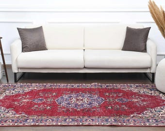 Alfombra Oushak multicolor roja: Lana anudada a mano, estilo rústico bohemio.