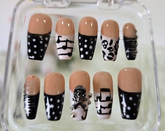 Punk Rock Press On Nails, Skull & Music Note Nail Art, Handmade Rocker Chic Press On Nails , Y2K Grunge Press On Nails, Handmade Nail Art