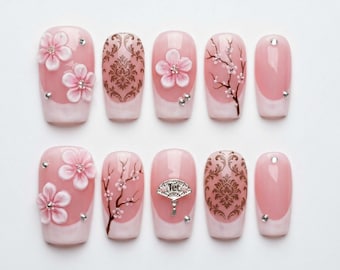 Nagelkunst roze kersenbloesem met delicate bloemenschildering en Tet-fancharme, zachte lentemanicure geïnspireerd op Aziatische festivalnagels