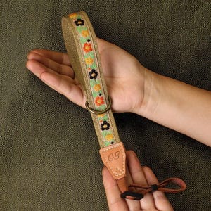 Aangepaste bloemen geborduurde camerapolsband, leren camerapolsband, camerariem met snelsluiting, fotograafcadeau