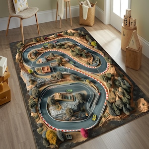 Puede incluir: Una alfombra detallada diseñada como una pista de carreras, con una carretera sinuosa con bordes rojos y blancos. Los coches en miniatura están dispersos a lo largo de la pista, rodeados de árboles y edificios. La alfombra está sobre un suelo de madera.