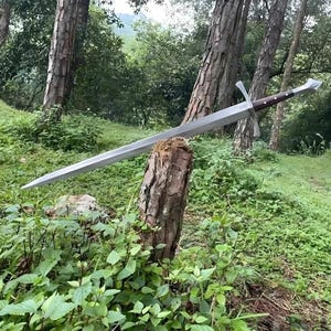 Puede incluir: Un juego de tres tazas de cerámica con acabado mate moteado. Las tazas son de color crema, gris claro y gris oscuro. Cada taza tiene un diseño simple y minimalista.