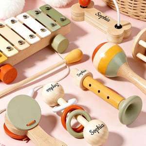 Gepersonaliseerde houten muzikale babyspeelgoedset, aangepaste naam montessori-instrumentset, 7-delige muziekrammelaars voor peuters, verjaardag en kraamcadeau