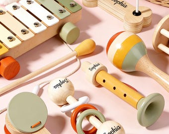パーソナライズされた木製ベビーミュージカルおもちゃセット、カスタムネームモンテッソーリ楽器キット、幼児用ミュージックラトル7個、誕生日＆ベビーシャワーギフト