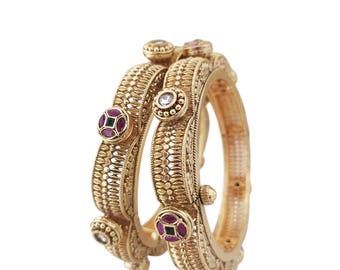 金メッキの孔雀のシンドゥール・ダビ：インドの結婚式のクムクム