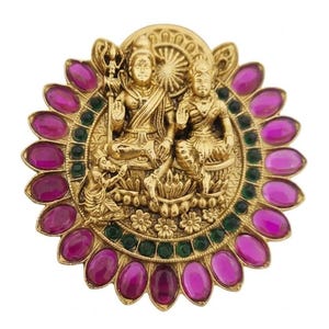 Puede incluir: Un colgante circular dorado que presenta dos figuras sentadas con detalles intrincados. El colgante está adornado con piedras preciosas ovaladas de color magenta alrededor del perímetro y piedras verdes más pequeñas. El diseño probablemente está inspirado en la iconografía religiosa.