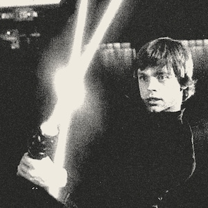 K&ouml;nnte beinhalten: Ein Schwarzwei&szlig;foto eines jungen Mannes, der ein Lichtschwert h&auml;lt. Das Lichtschwert ist eingeschaltet und das Licht leuchtet hell. Der Mann schaut zur Seite und hat einen ernsten Gesichtsausdruck.