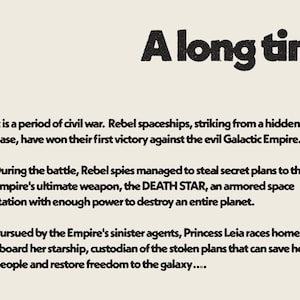 K&ouml;nnte beinhalten: Ein Schwarzwei&szlig;bild mit dem Text "A long time" oben. Der Text darunter beschreibt eine Zeit des B&uuml;rgerkriegs und den Sieg der Rebellenraumschiffe gegen das Galaktische Imperium. Der Text erw&auml;hnt auch den Diebstahl von Geheimpl&auml;nen f&uuml;r den Todesstern, eine m&auml;chtige Raumstation.