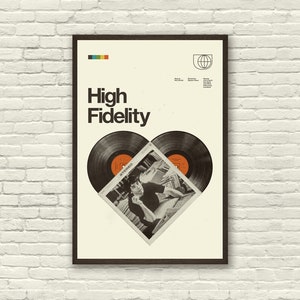 Op de afbeelding: Een vintage poster met de tekst "High Fidelity" in vetgedrukte, zwarte letters. De poster toont twee vinylplaten die in de vorm van een hart zijn gerangschikt, met een foto van een persoon in een platenwinkel in het hart.