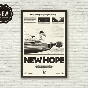 K&ouml;nnte beinhalten: Ein Vintage-Filmplakat f&uuml;r Star Wars: Eine neue Hoffnung. Das Plakat zeigt ein Schwarzwei&szlig;bild von Luke Skywalker im Cockpit des Millennium Falcon. Der Text auf dem Plakat lautet: "Vor langer Zeit, in einer weit, weit entfernten Galaxie..." und "Eine neue Hoffnung".