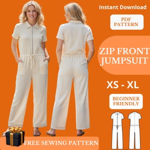 Könnte beinhalten: Beigefarbener Jumpsuit mit Reißverschluss vorne, kurzen Ärmeln, Kordelzug in der Taille und Taschen. Das Bild zeigt die Vorder- und Rückansicht des Jumpsuits. Der Text auf dem Bild lautet "ZIP FRONT JUMPSUIT", "XS - XL" und "BEGINNER FRIENDLY". Das Bild sagt auch "FREE SEWING PATTERN".