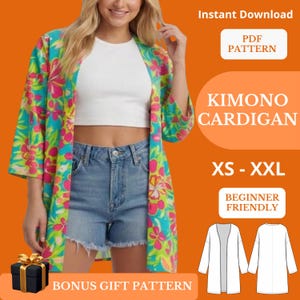 Könnte beinhalten: Ein farbenfroher Kimono-Cardigan mit floralem Muster in Rosa, Grün und Gelb. Der Text im Bild lautet "KIMONO CARDIGAN", "XS - XXL" und "BEGINNER FRIENDLY". Das Bild enthält auch eine Geschenkbox.