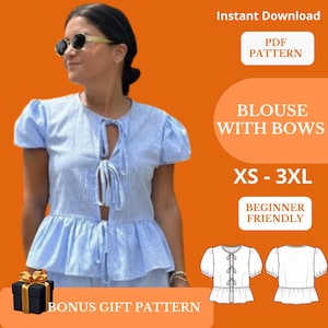 Peut inclure: Un chemisier à carreaux vichy bleu clair et blanc avec des manches courtes bouffantes, une encolure ronde et trois attaches frontales. Le modèle présente un ourlet à basque. Le texte indique : Instant Download, PDF PATTERN, BLOUSE WITH BOWS, XS - 3XL, BEGINNER FRIENDLY, BONUS GIFT PATTERN.