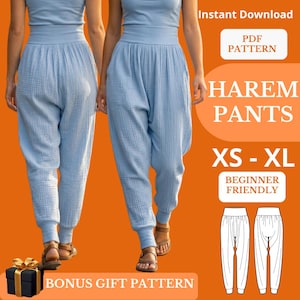 Op de afbeelding: Lichtblauwe harembroek met een geplooide taille en enkelmanchetten. De afbeelding bevat de tekst "Harem Pants", "XS - XL" en "Beginner Friendly". Er is ook een bonus cadeaupatroon inbegrepen.